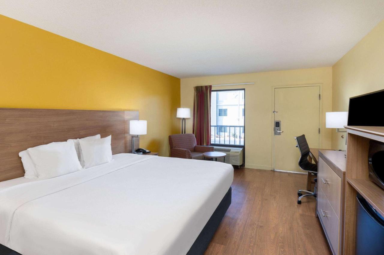 Days Inn By Wyndham Florence/I-95 North Экстерьер фото