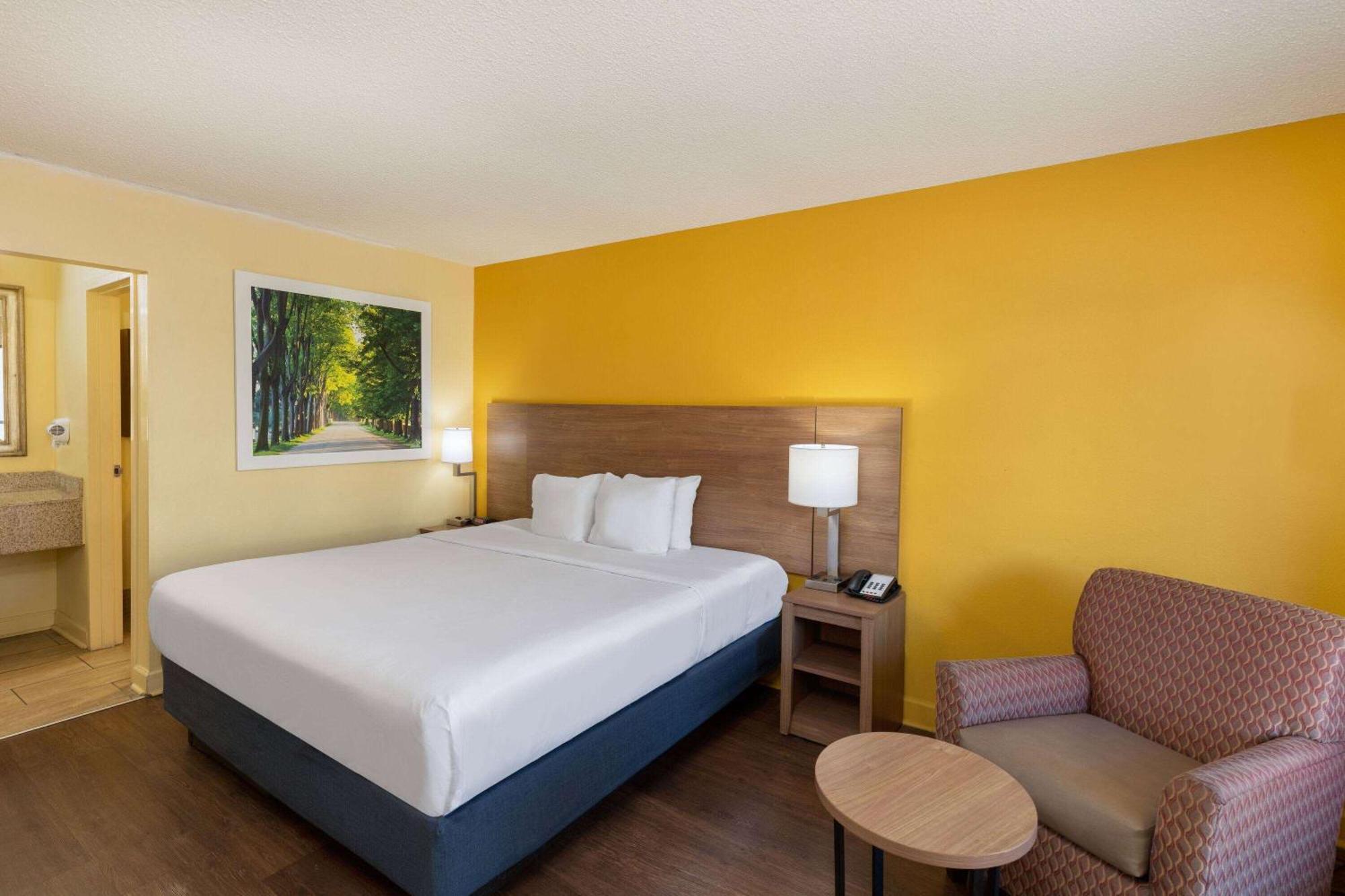 Days Inn By Wyndham Florence/I-95 North Экстерьер фото