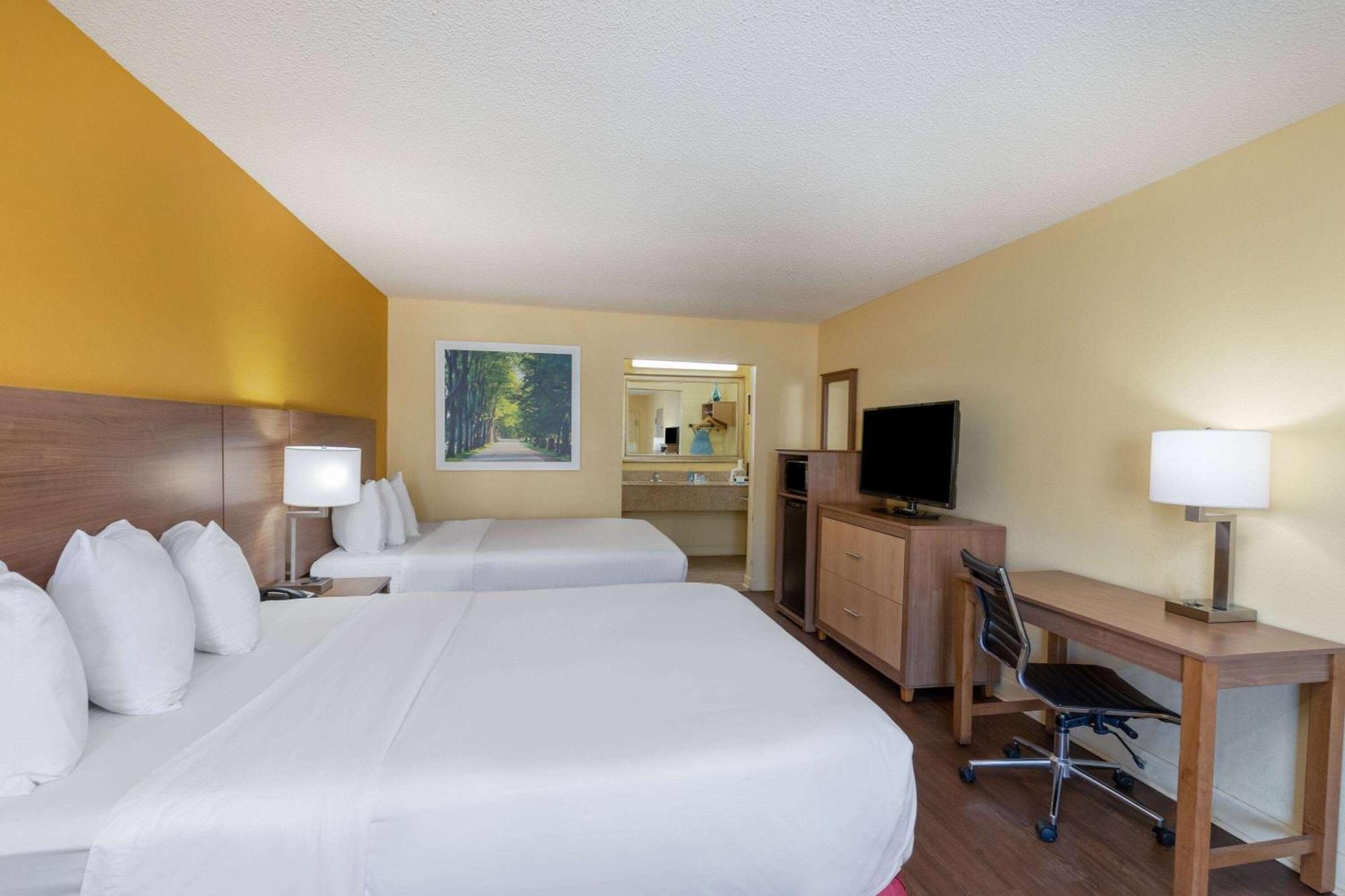 Days Inn By Wyndham Florence/I-95 North Экстерьер фото