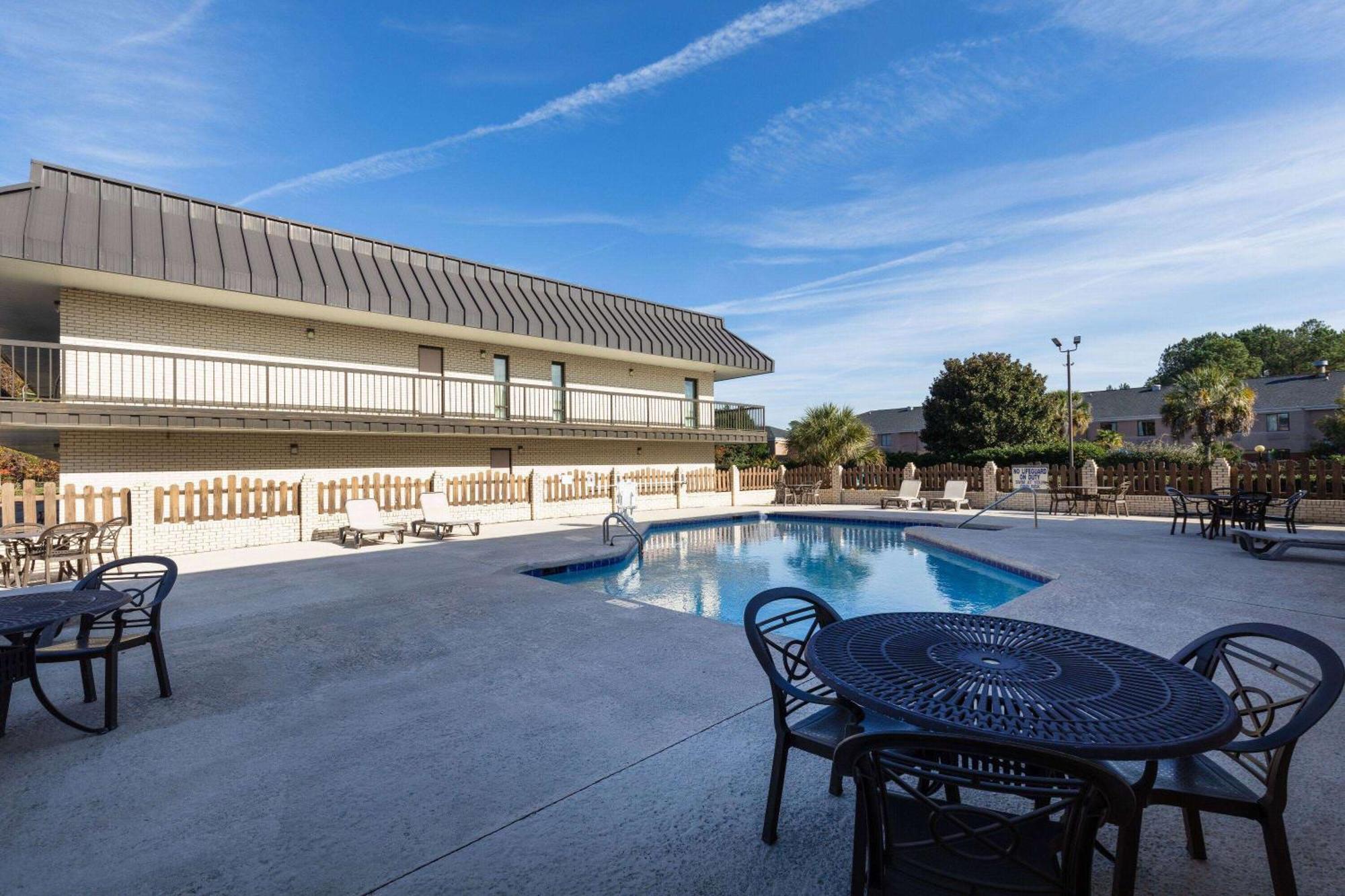 Days Inn By Wyndham Florence/I-95 North Экстерьер фото
